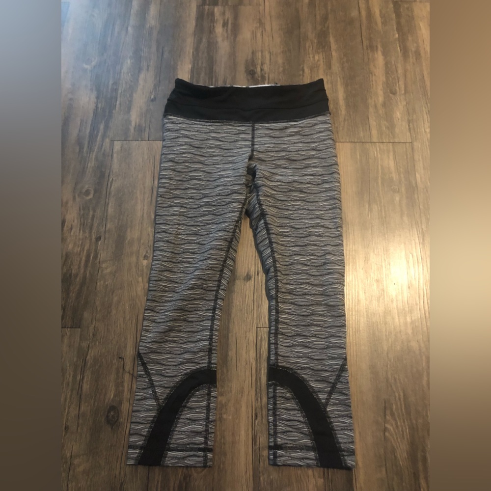 Lululemon Black and White Cropped Leggings sz 4